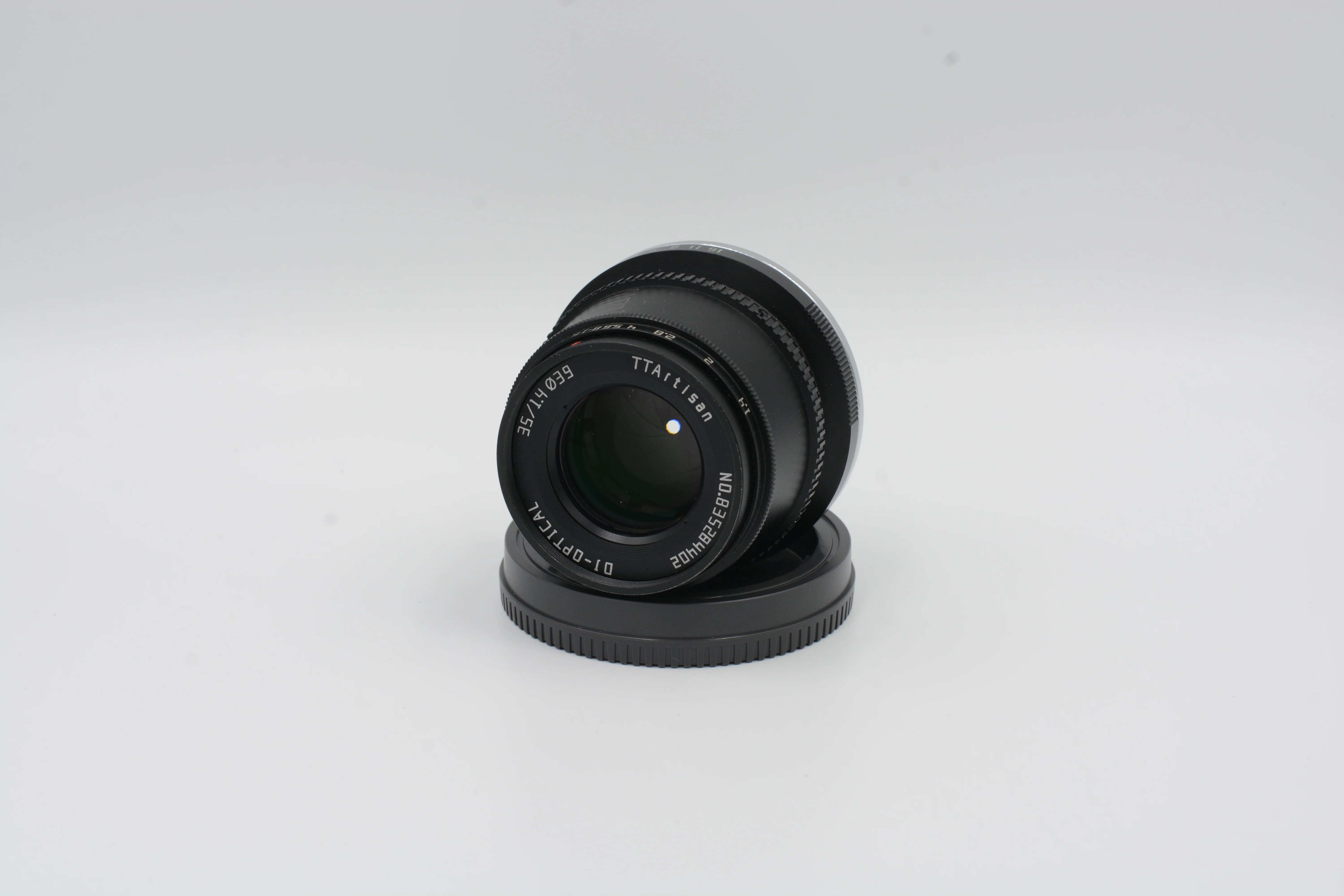 Used TTArtisan APS-C 35mm f/1.4 - Image 3
